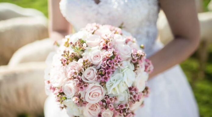 How To Match Fresh Flowers With Your Wedding Outfit How To Match Fresh Flowers With Your Wedding Outfit