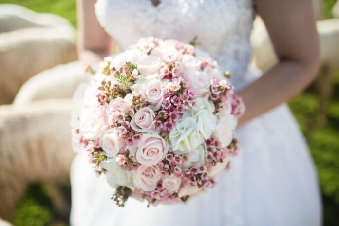 How To Match Fresh Flowers With Your Wedding Outfit