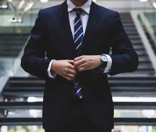 Bespoke vs. Made-to-Measure: Understanding the Difference Signs of a Well-Tailored Suit